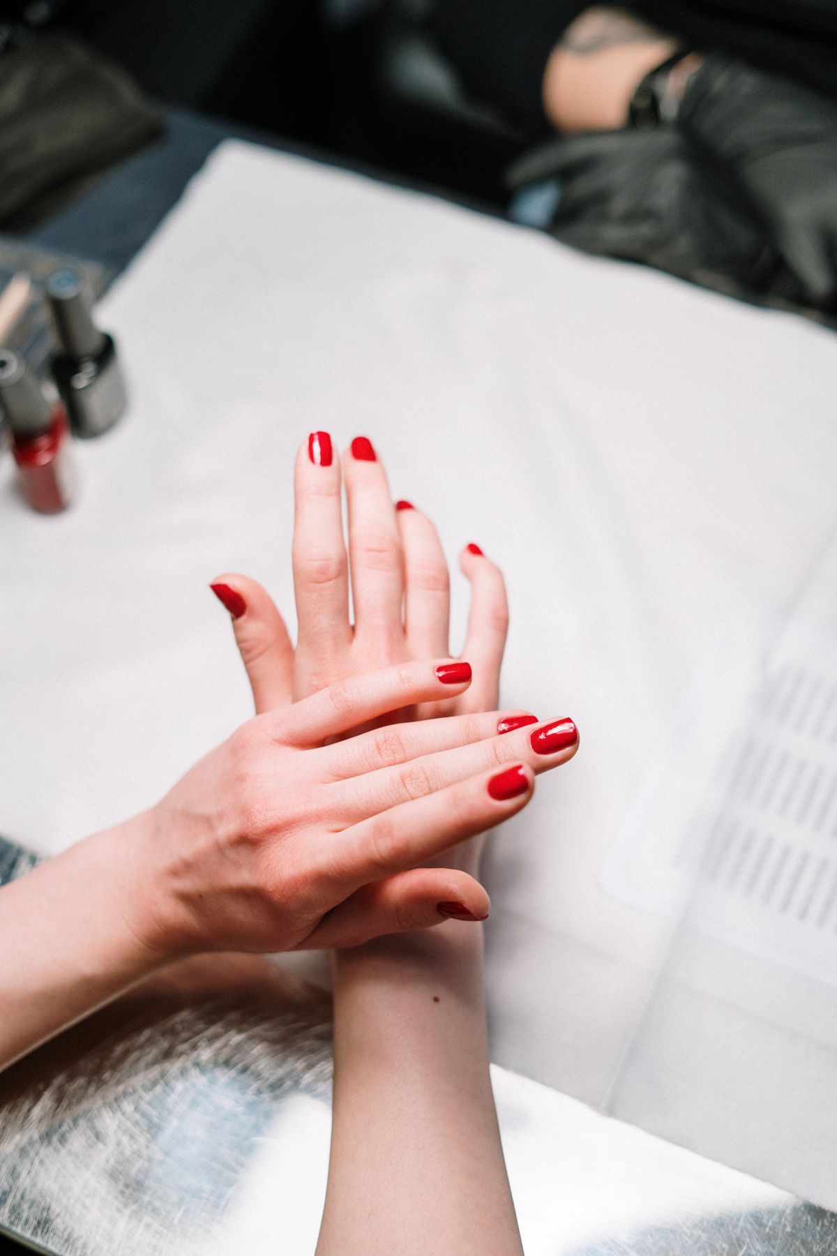 Manucure rouge en cabine