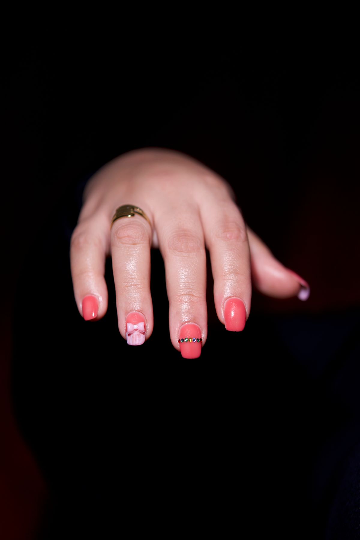 Nail art rose, tracé à la main