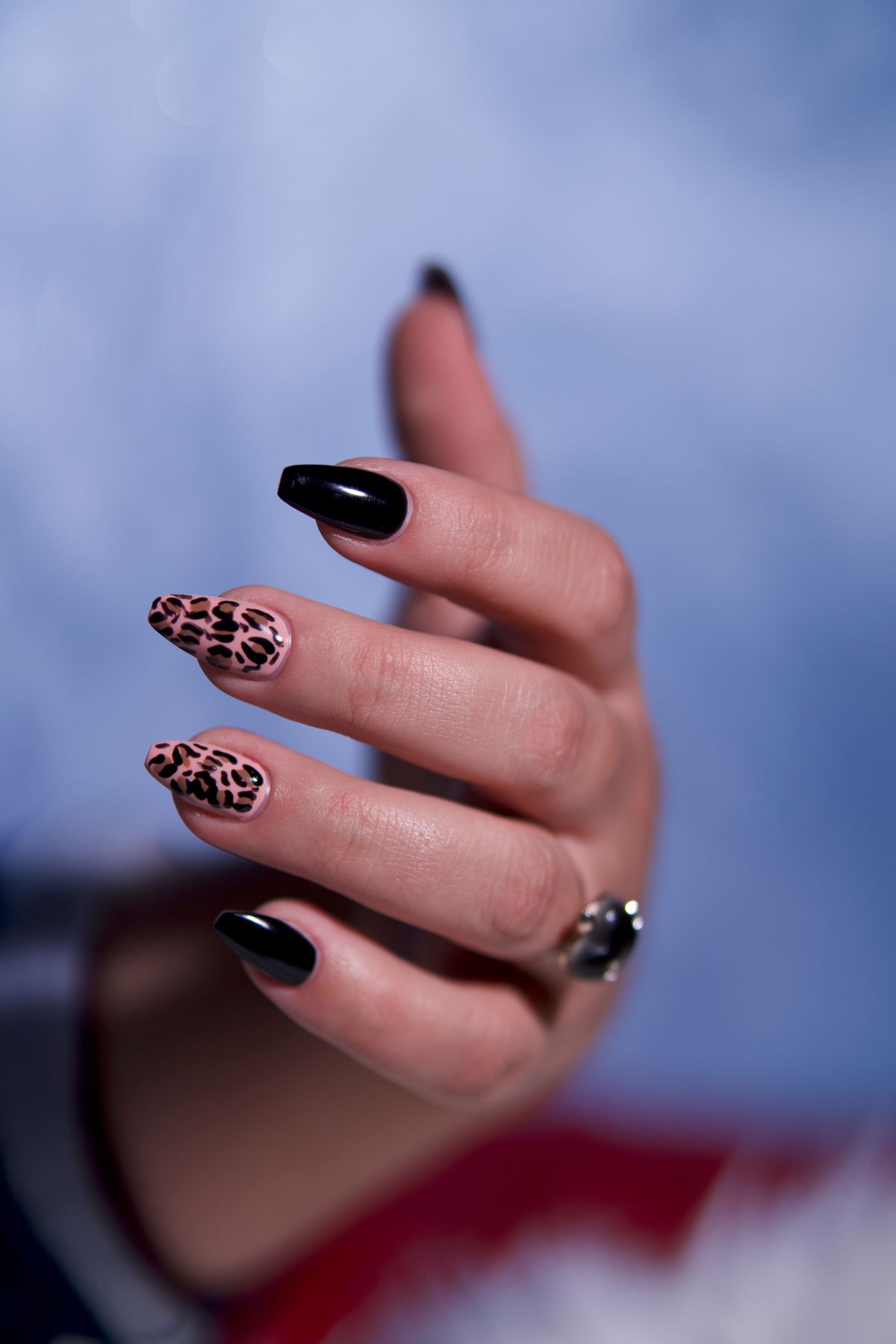 Ongles noirs et motif léopard